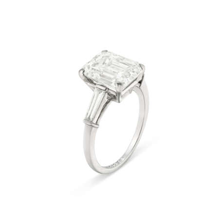 VAN CLEEF & ARPELS DIAMOND RING AND DAVID WEBB GOLD RING JACKET - photo 5