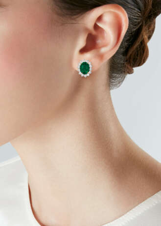 EMERALD AND DIAMOND EARRINGS - photo 2