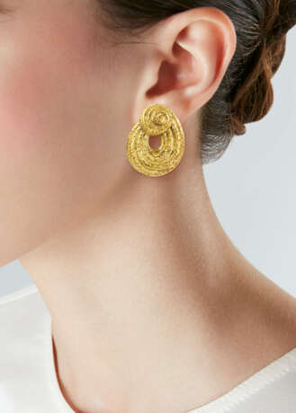 DAVID WEBB HAMMERED GOLD EARRINGS - photo 2