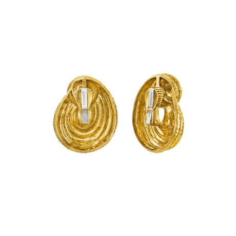 DAVID WEBB HAMMERED GOLD EARRINGS - photo 3
