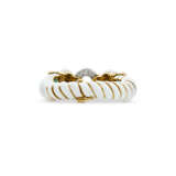 DAVID WEBB ENAMEL, EMERALD AND DIAMOND TIGER BANGLE BRACELET - Foto 3