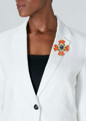 DAVID WEBB MULTI-GEM AND DIAMOND MALTESE CROSS PENDANT BROOCH - Foto 2