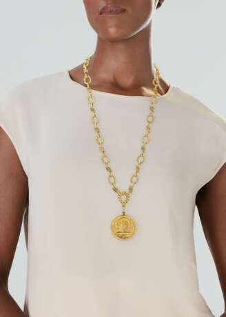 DAVID WEBB GOLD ‘ZODIAC’ PENDANT NECKLACE - photo 2