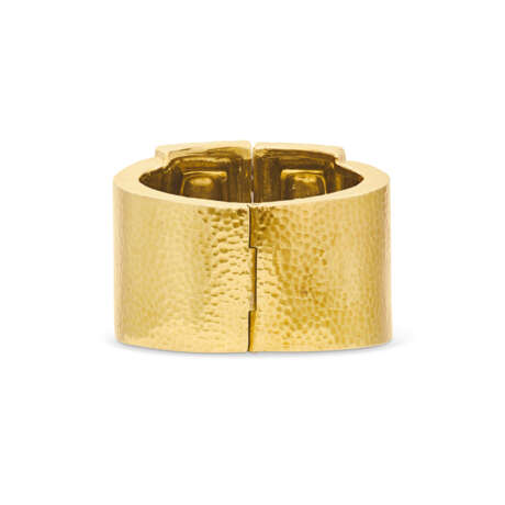 DAVID WEBB HAMMERED GOLD CUFF BRACELET - Foto 3