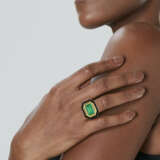 DAVID WEBB EMERALD, ENAMEL AND GOLD RING - photo 2