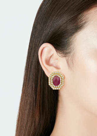 DAVID WEBB RUBY AND DIAMOND EARRINGS - Foto 2