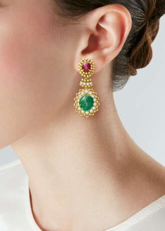 DAVID WEBB CARVED EMERALD, RUBY AND DIAMOND PENDANT EARRINGS - photo 2