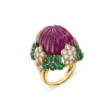 DAVID WEBB CARVED RUBY, EMERALD AND DIAMOND RING - Foto 1