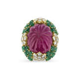 DAVID WEBB CARVED RUBY, EMERALD AND DIAMOND RING - Foto 3