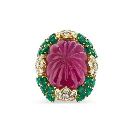 DAVID WEBB CARVED RUBY, EMERALD AND DIAMOND RING - Foto 3