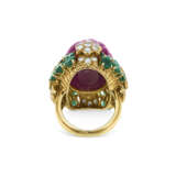 DAVID WEBB CARVED RUBY, EMERALD AND DIAMOND RING - Foto 4