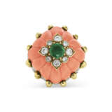 DAVID WEBB CARVED CORAL, EMERALD AND DIAMOND RING - photo 3