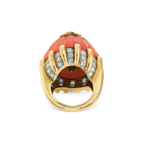 DAVID WEBB CARVED CORAL, EMERALD AND DIAMOND RING - photo 4