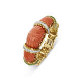 DAVID WEBB CARVED CORAL, EMERALD AND DIAMOND BANGLE BRACELET - Foto 1