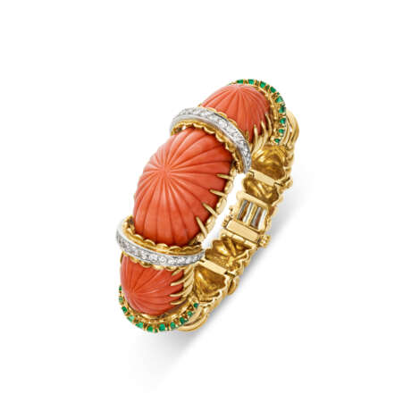DAVID WEBB CARVED CORAL, EMERALD AND DIAMOND BANGLE BRACELET - Foto 1