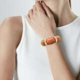 DAVID WEBB CARVED CORAL, EMERALD AND DIAMOND BANGLE BRACELET - Foto 2