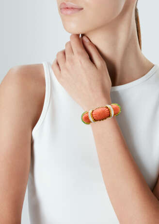 DAVID WEBB CARVED CORAL, EMERALD AND DIAMOND BANGLE BRACELET - Foto 2