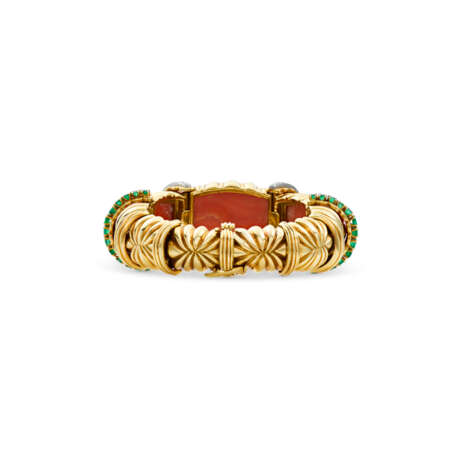 DAVID WEBB CARVED CORAL, EMERALD AND DIAMOND BANGLE BRACELET - Foto 4