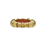 DAVID WEBB CARVED CORAL, EMERALD AND DIAMOND BANGLE BRACELET - Foto 4