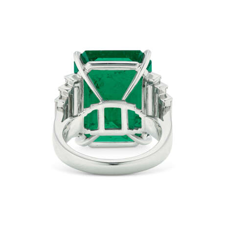EMERALD AND DIAMOND RING - фото 9