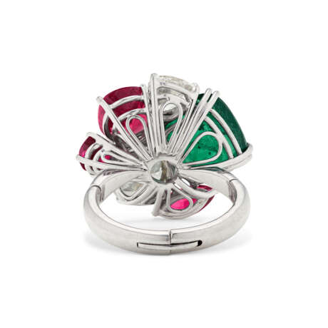 SUITE OF RUBY, EMERALD AND DIAMOND JEWELRY - photo 9