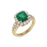 VAN CLEEF & ARPELS EMERALD AND DIAMOND RING - photo 1