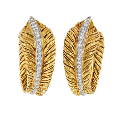 VERDURA DIAMOND AND GOLD 'FEATHER HOOP' EARRINGS - фото 1