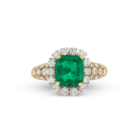 VAN CLEEF & ARPELS EMERALD AND DIAMOND RING - photo 4