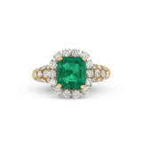 VAN CLEEF & ARPELS EMERALD AND DIAMOND RING - photo 4