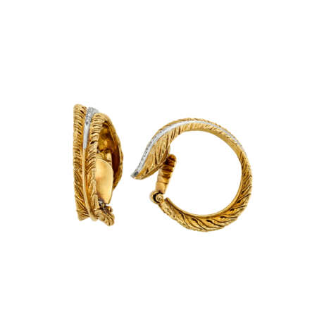 VERDURA DIAMOND AND GOLD 'FEATHER HOOP' EARRINGS - фото 3