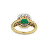 VAN CLEEF & ARPELS EMERALD AND DIAMOND RING - photo 5