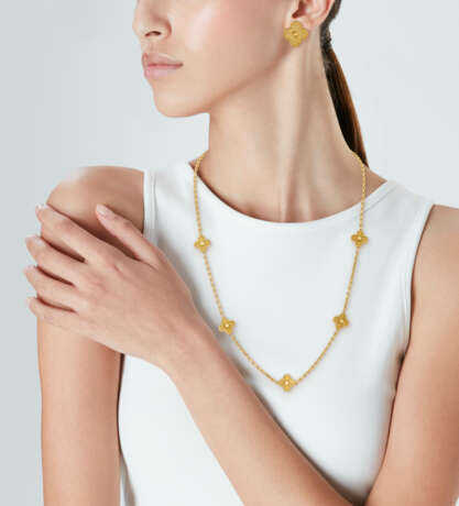 VAN CLEEF & ARPELS SET OF GOLD 'ALHAMBRA' JEWELRY - photo 2