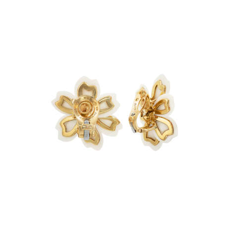 VAN CLEEF & ARPELS WHITE CORAL AND DIAMOND 'ROSE DE NOËL' EARRINGS - photo 3