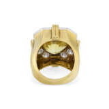 TIFFANY & CO. COLORED SAPPHIRE AND DIAMOND RING - photo 5