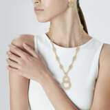 VAN CLEEF & ARPELS SET OF DIAMOND JEWELRY - photo 2