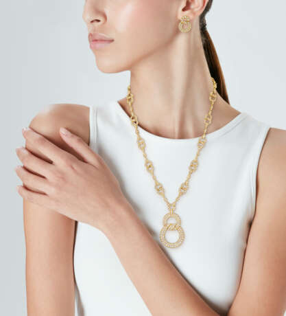 VAN CLEEF & ARPELS SET OF DIAMOND JEWELRY - photo 2