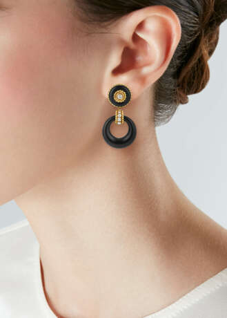 VAN CLEEF & ARPELS ONYX AND DIAMOND EARRINGS - photo 2