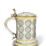 MÜNZHUMPEN OU TANKARD À PIÈCES DE MONNAIE ALLEMAND EN ARGENT ET VERMEIL - photo 1