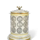 MÜNZHUMPEN OU TANKARD À PIÈCES DE MONNAIE ALLEMAND EN ARGENT ET VERMEIL - photo 3