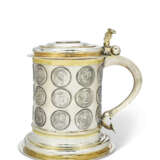 MÜNZHUMPEN OU TANKARD À PIÈCES DE MONNAIE ALLEMAND EN ARGENT ET VERMEIL - photo 4