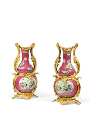 PAIRE DE VASES DOUBLE GOURDE DE STYLE LOUIS XV - фото 1