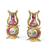 PAIRE DE VASES DOUBLE GOURDE DE STYLE LOUIS XV - фото 1