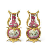 PAIRE DE VASES DOUBLE GOURDE DE STYLE LOUIS XV - фото 2