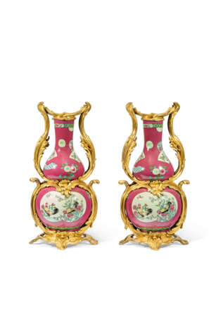 PAIRE DE VASES DOUBLE GOURDE DE STYLE LOUIS XV - фото 2