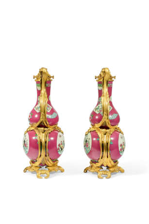 PAIRE DE VASES DOUBLE GOURDE DE STYLE LOUIS XV - фото 3