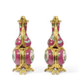 PAIRE DE VASES DOUBLE GOURDE DE STYLE LOUIS XV - фото 3