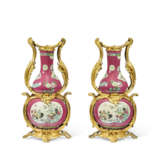 PAIRE DE VASES DOUBLE GOURDE DE STYLE LOUIS XV - фото 4