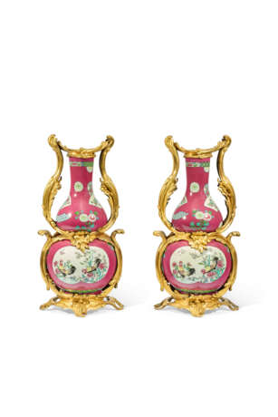 PAIRE DE VASES DOUBLE GOURDE DE STYLE LOUIS XV - фото 4
