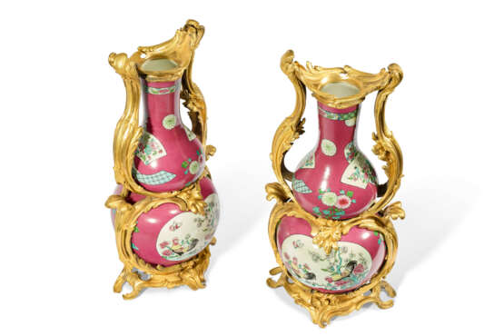 PAIRE DE VASES DOUBLE GOURDE DE STYLE LOUIS XV - фото 5