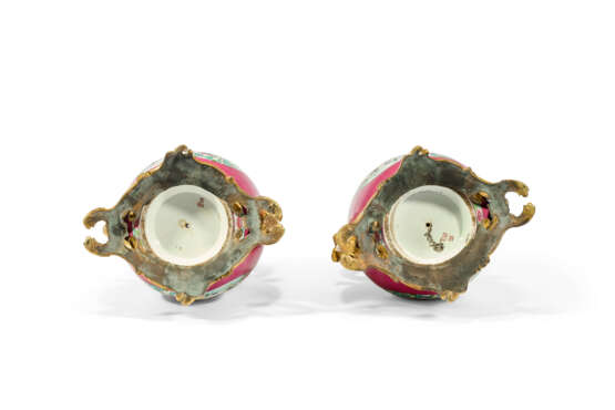 PAIRE DE VASES DOUBLE GOURDE DE STYLE LOUIS XV - фото 6